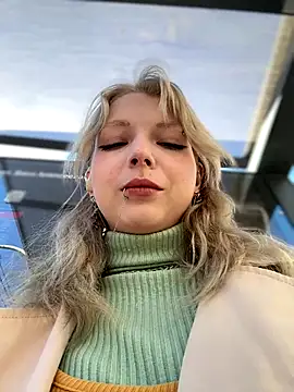 Snapshot of EveLittleSinner chatting on October 2025 09:18:02 AM EveLittleSinner online show from October 2025 09:18:02 AM