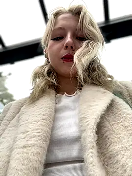 Snapshot of EveLittleSinner chatting on October 2025 10:14:01 AM EveLittleSinner online show from October 2025 10:14:01 AM