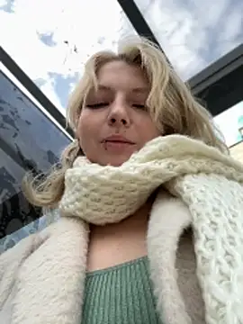 Snapshot of EveLittleSinner chatting on October 2025 11:00:01 AM EveLittleSinner online show from October 2025 11:00:01 AM