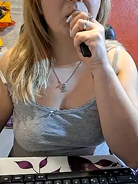 Snapshot of qSensi chatting on December 2025 02:39:01 AM qSensi online show from December 2025 02:39:01 AM