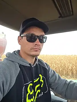 Snapshot of twistafatpipe chatting on October 2025 03:07:01 PM twistafatpipe online show from October 2025 03:07:01 PM