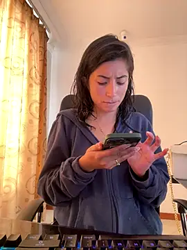 sophie conelly online show from September 2025 01:01:01 PM