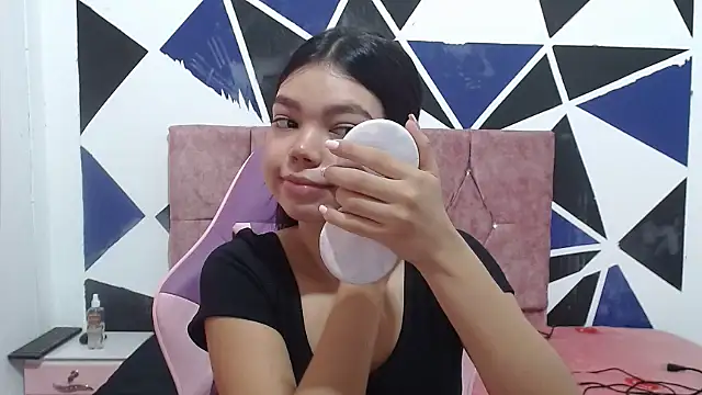 Snapshot of shy_luna18 chatting on October 2025 12:35:02 PM shy luna18 online show from October 2025 12:35:02 PM