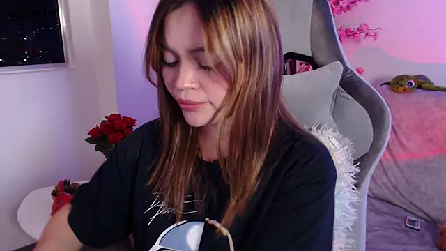 Snapshot of aliiceFM chatting on September 2025 03:11:01 AM aliiceFM online show from September 2025 03:11:01 AM