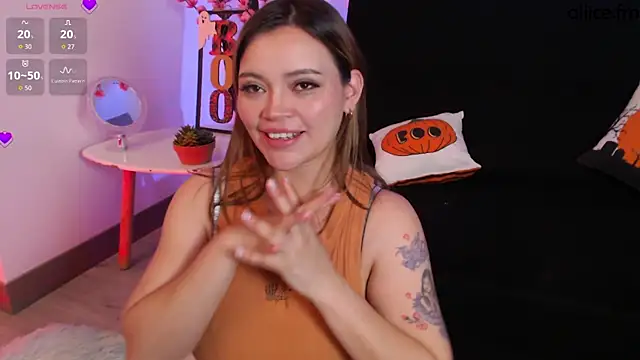 Snapshot of aliiceFM chatting on October 2025 03:53:01 AM aliiceFM online show from October 2025 03:53:01 AM