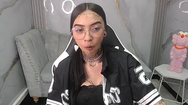 Ashley Blum v online show from October 2025 08:00:02 PM