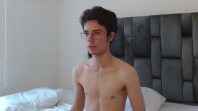 Snapshot of VIKTORNOIR chatting on October 2025 12:33:01 PM VIKTORNOIR online show from October 2025 12:33:01 PM