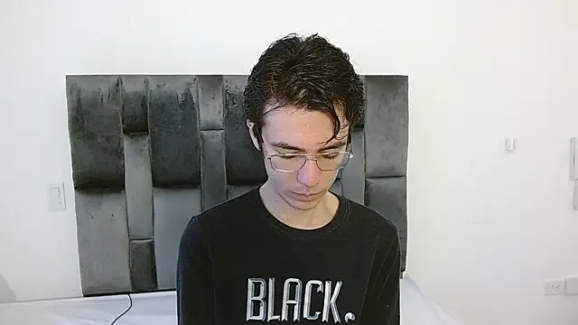 Snapshot of VIKTORNOIR chatting on October 2025 01:12:02 PM VIKTORNOIR online show from October 2025 01:12:02 PM