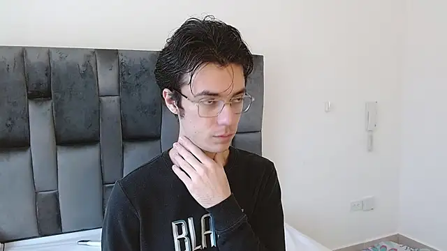 Snapshot of VIKTORNOIR chatting on October 2025 01:46:02 PM VIKTORNOIR online show from October 2025 01:46:02 PM