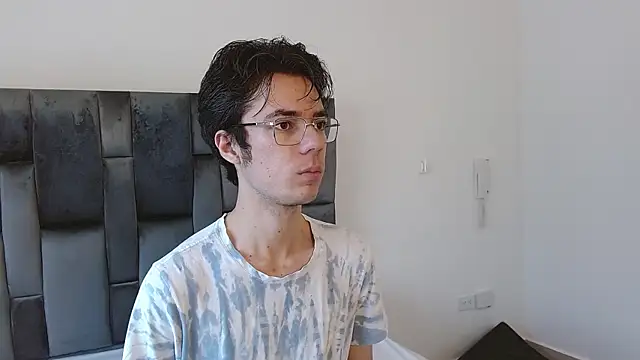 Snapshot of VIKTORNOIR chatting on October 2025 01:45:01 PM VIKTORNOIR online show from October 2025 01:45:01 PM