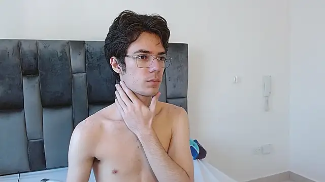 Snapshot of VIKTORNOIR chatting on October 2025 01:34:02 PM VIKTORNOIR online show from October 2025 01:34:02 PM