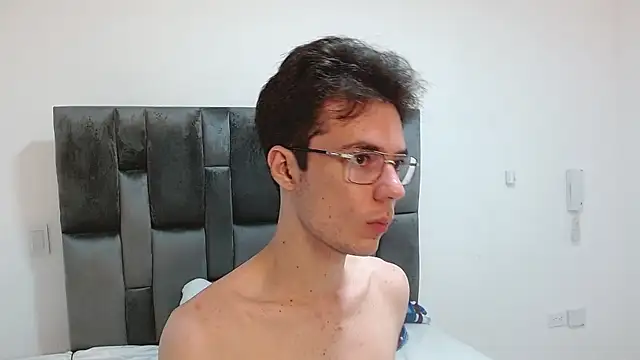 Snapshot of VIKTORNOIR chatting on November 2025 01:17:02 AM VIKTORNOIR online show from November 2025 01:17:02 AM