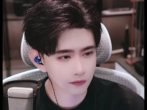 hoviwang001 online show from September 2025 11:24:02 AM