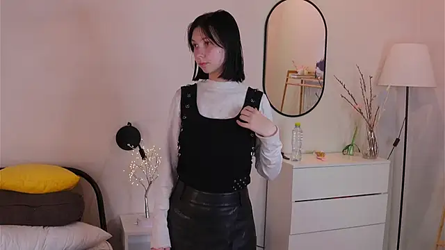 Snapshot of SuzanneHowse chatting on November 2025 07:40:02 AM SuzanneHowse online show from November 2025 07:40:02 AM