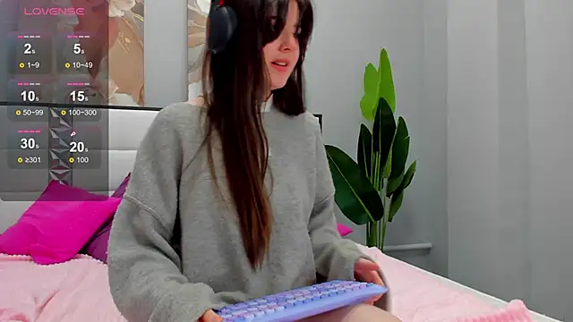 CloveDia online show from October 2025 05:06:02 AM