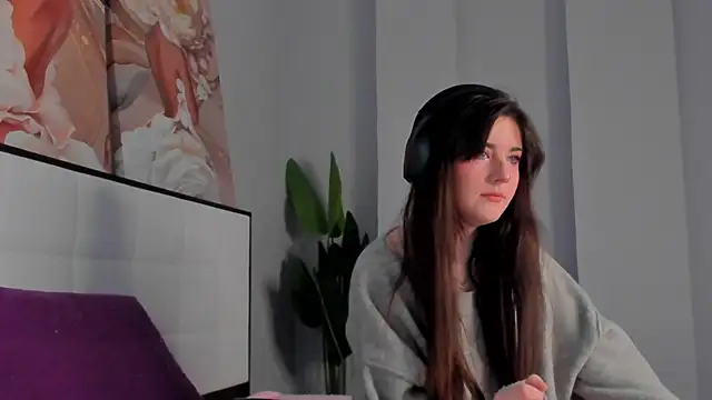 CloveDia online show from October 2025 08:22:02 AM