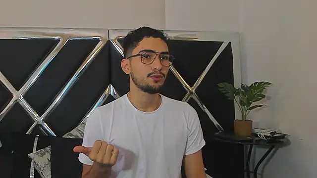 Snapshot of AlekRuizx chatting on September 2025 01:35:02 PM AlekRuizx online show from September 2025 01:35:02 PM