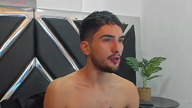 Snapshot of AlekRuizx chatting on September 2025 05:49:01 PM AlekRuizx online show from September 2025 05:49:01 PM