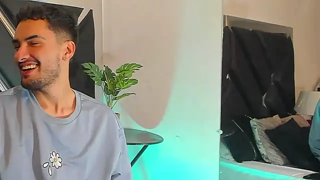 Snapshot of AlekRuizx chatting on September 2025 04:27:01 AM AlekRuizx online show from September 2025 04:27:01 AM