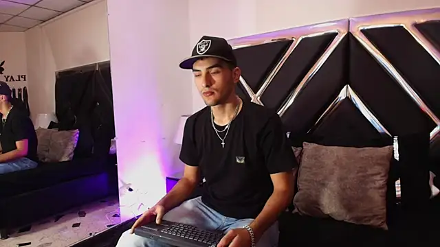 Snapshot of AlekRuizx chatting on October 2025 03:31:02 AM AlekRuizx online show from October 2025 03:31:02 AM