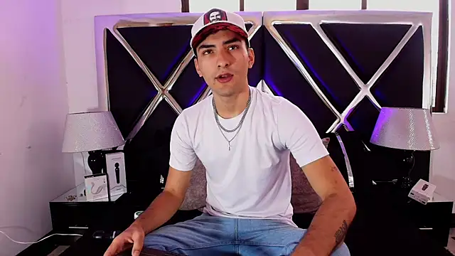 Snapshot of AlekRuizx chatting on October 2025 04:22:01 PM AlekRuizx online show from October 2025 04:22:01 PM