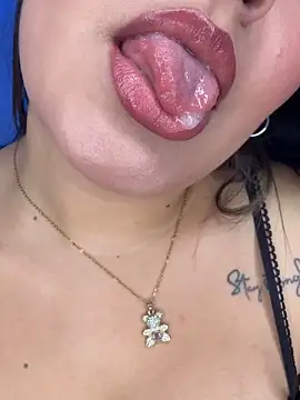 Snapshot of Bella-kim- chatting on October 2025 04:15:01 AM Bella-kim- online show from October 2025 04:15:01 AM