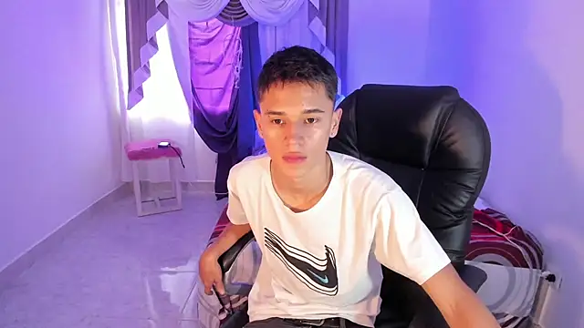 Snapshot of Aron_Boyy chatting on September 2025 08:42:01 PM Aron Boyy online show from September 2025 08:42:01 PM