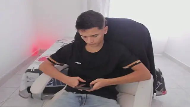Snapshot of Aron_Boyy chatting on September 2025 07:59:02 PM Aron Boyy online show from September 2025 07:59:02 PM