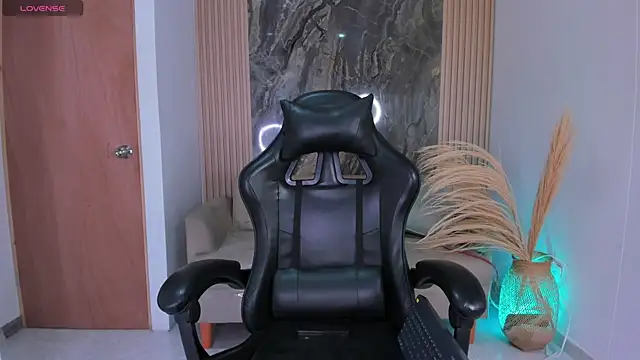 chloegils  online show from October 2025 01:18:02 PM