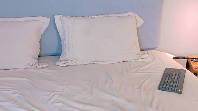 Snapshot of CathMellow chatting on November 2025 07:39:01 AM CathMellow online show from November 2025 07:39:01 AM