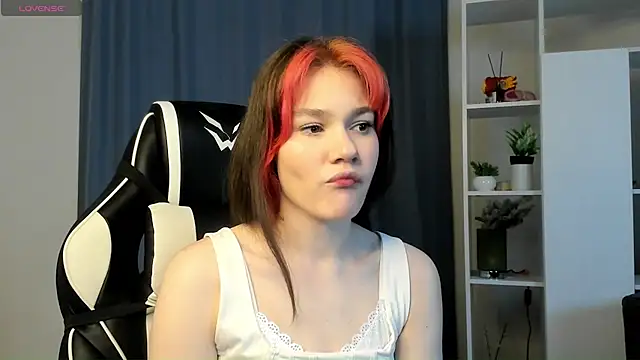 MauraSpurrier online show from October 2025 07:02:01 PM