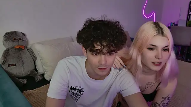 Snapshot of Alice18James chatting on September 2025 06:39:01 AM Alice18James online show from September 2025 06:39:01 AM