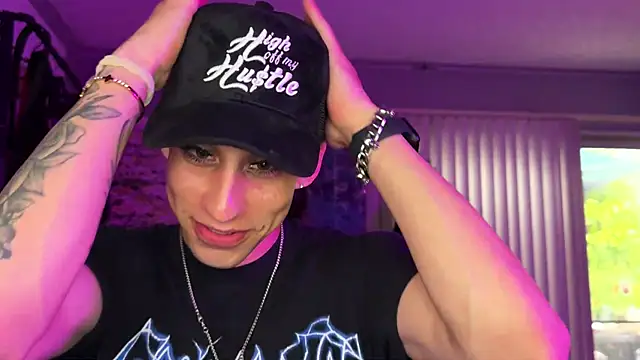 Snapshot of xoFrankie chatting on October 2025 11:27:02 PM xoFrankie online show from October 2025 11:27:02 PM