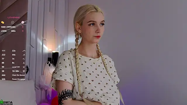 Snapshot of SaraHearts chatting on October 2025 01:41:02 AM SaraHearts online show from October 2025 01:41:02 AM