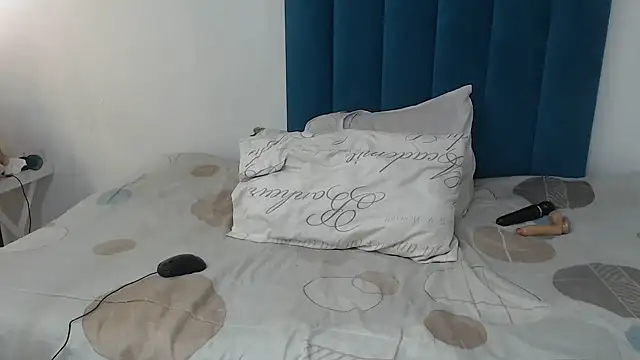 Snapshot of Bella_2025 chatting on September 2025 02:13:02 AM Bella 2025 online show from September 2025 02:13:02 AM