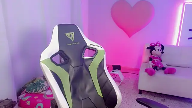 mishel hott online show from October 2025 08:18:02 PM