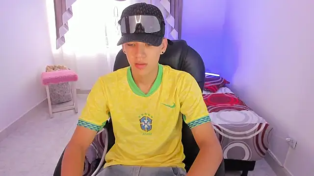 maxthomson boy online show from September 2025 07:02:02 PM