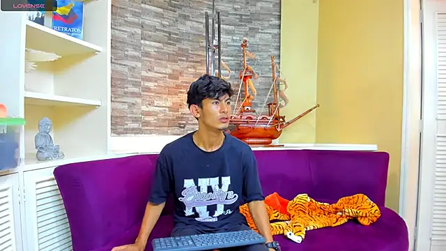 Holdme Hot online show from September 2025 03:17:02 AM