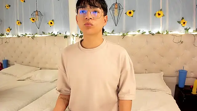 Snapshot of AleAurarashi chatting on October 2025 03:10:02 AM AleAurarashi online show from October 2025 03:10:02 AM