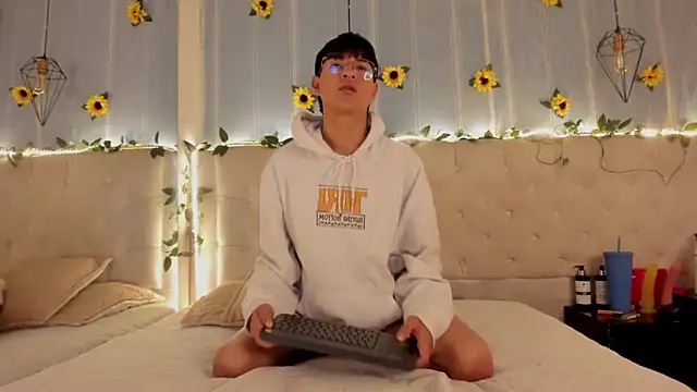 Snapshot of AleAurarashi chatting on October 2025 03:30:01 AM AleAurarashi online show from October 2025 03:30:01 AM