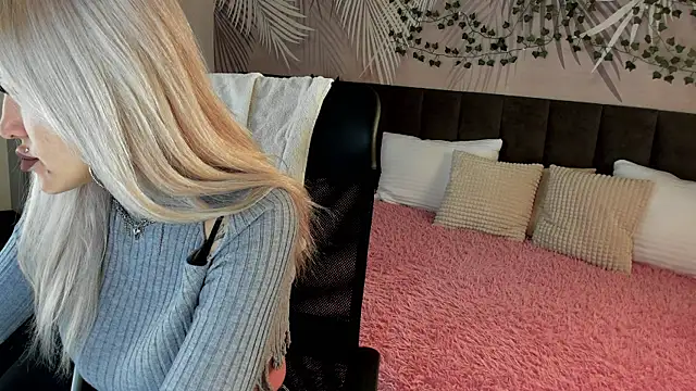 Kira Key online show from October 2025 02:01:02 AM