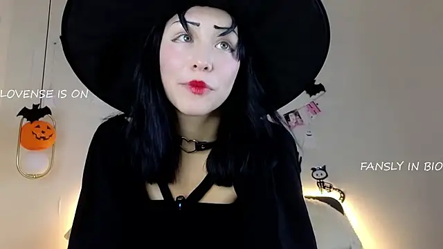 Snapshot of BritniBers chatting on October 2025 02:29:01 PM BritniBers online show from October 2025 02:29:01 PM