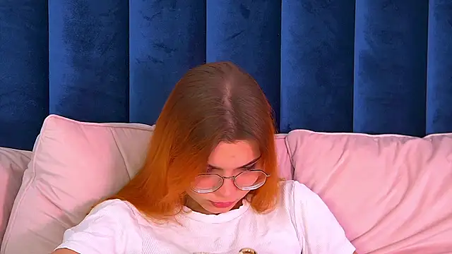 Snapshot of BellaMarebelle chatting on October 2025 04:24:02 AM BellaMarebelle online show from October 2025 04:24:02 AM