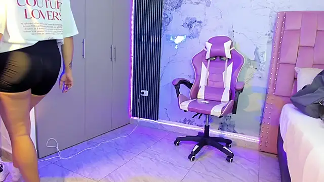 Snapshot of Laly_Cherry_ chatting on October 2025 12:25:02 PM Laly Cherry online show from October 2025 12:25:02 PM