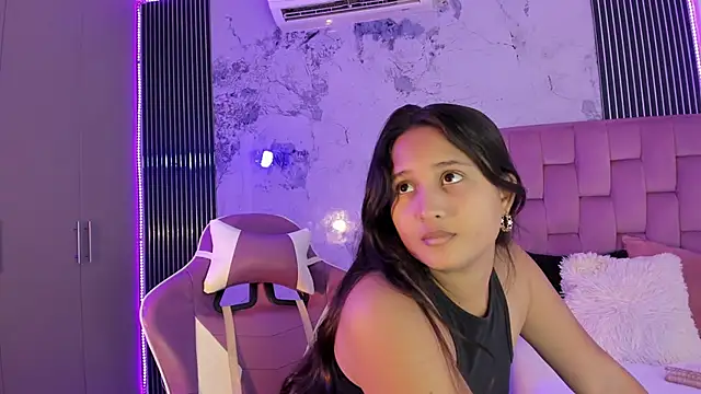 Snapshot of Laly_Cherry_ chatting on October 2025 12:28:02 PM Laly Cherry online show from October 2025 12:28:02 PM