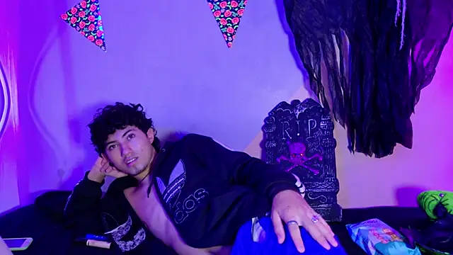 Snapshot of Laura_and_Kevin chatting on October 2025 02:49:01 PM Laura and Kevin online show from October 2025 02:49:01 PM