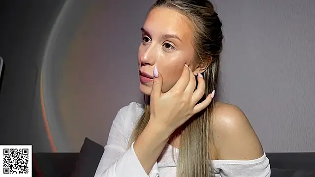 Snapshot of ElysiaXo chatting on October 2025 09:57:01 PM ElysiaXo online show from October 2025 09:57:01 PM