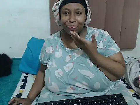 Snapshot of Chubby_Queenx255 chatting on October 2025 04:01:01 AM Chubby Queenx255 online show from October 2025 04:01:01 AM