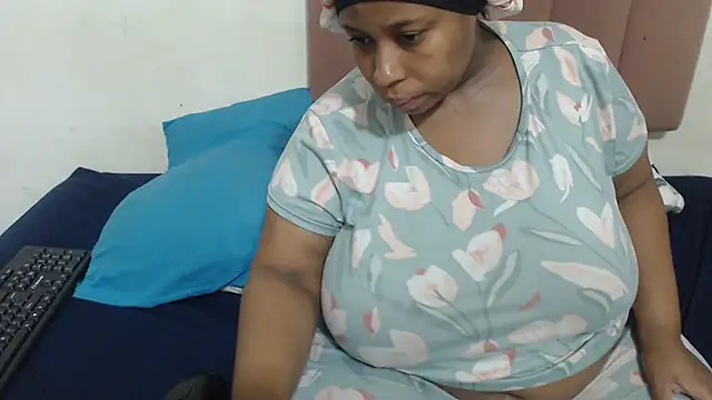 Snapshot of Chubby_Queenx255 chatting on November 2025 08:40:01 PM Chubby Queenx255 online show from November 2025 08:40:01 PM