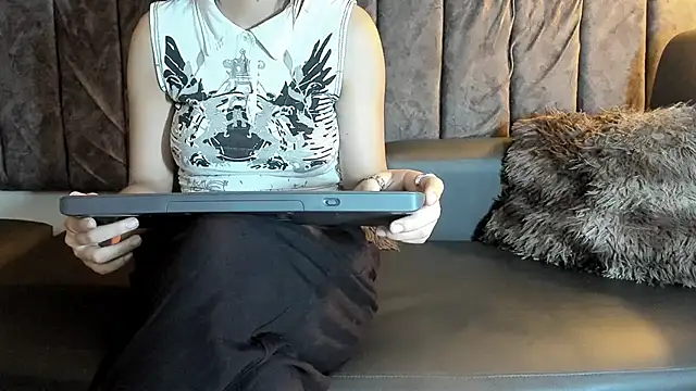 Snapshot of Rowan_Mills chatting on November 2025 07:58:01 PM Rowan Mills online show from November 2025 07:58:01 PM